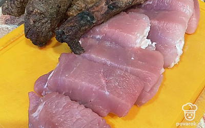 Мясо нарезаем кусочками.