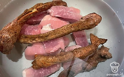 Мясо и копченые ребра выкладываем в мультиварку. Мультиварку ставим на режим «Суп» на 2 часа.