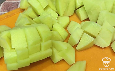Картофель очищаем и нарезаем кубиками.
