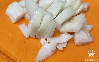Мелко нарезаем лук. Картофель отправляем в мультиварку.