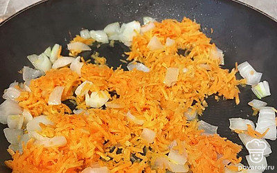 Тем временем делаем зажарку из тертой моркови и лука.