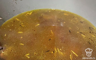 Добавляем зажарку из моркови и лука в суп. Солим и перчим по вкусу.