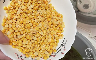 Добавляем промытый горох и оставляем вариться до готовности.