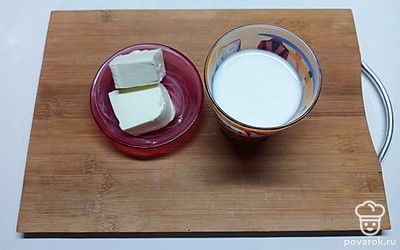 К шоколадной массе постепенно добавьте  сливки, затем сливочное масло. Сливочное масло можно использовать как в твердом, так и в расплавленном состоянии.