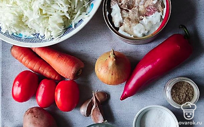 Подготовьте все ингредиенты. Нашинкуйте капусту, почистите овощи. Морковь натрите на крупной терке. Лук, помидоры, перец нарежьте мелким кубиком.