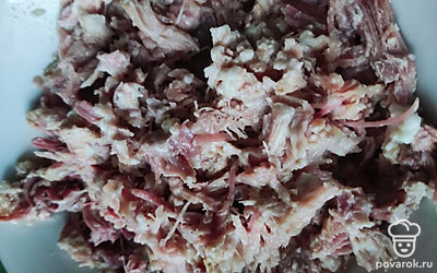 Разберите тушенку, уберите жир, разомните вилкой и отправьте в кастрюлю.