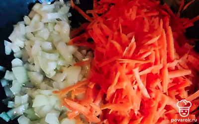 Лук и морковь обжарьте на растительном масле 8 минут.