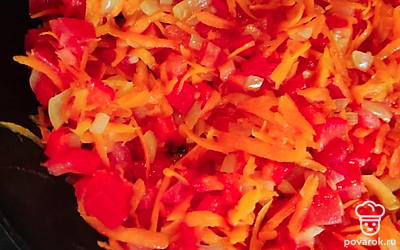 Добавьте к ним помидоры и перец, обжарьте еще 10 минут, снимите с огня.