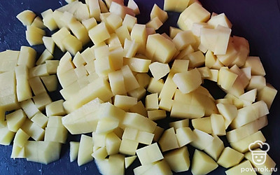 Картошку нарежьте крупным кубиком (1,5 на 1,5 сантиметра).