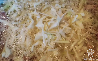 Отправьте в кастрюлю капусту, доведите до кипения и следом отправьте картофель.