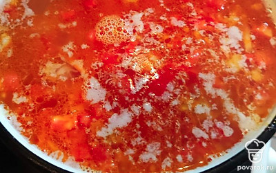 После закипания отправьте в кастрюлю зажарку и варите на среднем огне до готовности картофеля.