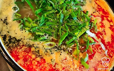 Нарежьте порей и зелень и добавьте в суп. Варите 5 минут.