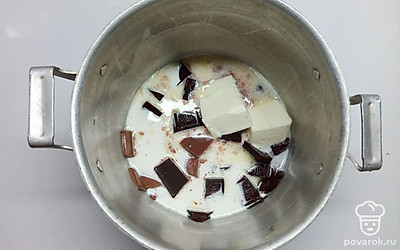 К общей массе добавьте просеивая через сито муку и хорошо перемешайте. Добавьте яйца и взбейте миксером до получения однородной массы.