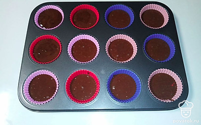 Силиконовые штучные  формы поместите в противень для запекания, распределите тесто по формам. Слегка постучите противень по столу, чтобы тесто распределилось по всей поверхностью.  Выпекайте в духовке  при 180 градусах 30 минут.