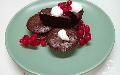 Порцию шоколадных печений положите на тарелку, украсьте сметаной и красной смородиной. Также можете подавать с мороженным и любыми фруктами и ягодами.