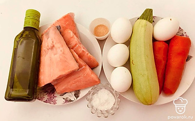 Приготовьте необходимый кухонный инвентарь. Овощи помойте. У морковки и кабачка срежьте хвостик. Приготовьте специи и масло. Заранее подготовьте форму для блюда.