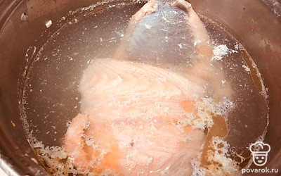 Рыбу отварите в подсоленной воде. Предварительно снимите с нее шкуру с чешуей. Бульон не выливайте.