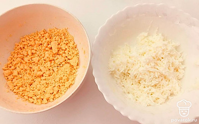 Яйца отварите и почистите. В отдельной посуде желтки просто разомните вилкой, а белки натрите на мелкой терке.