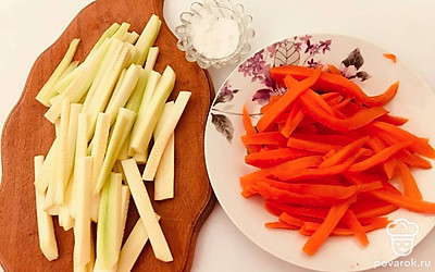 Морковь нарежьте соломкой. Кабачки нарезайте соломкой и обжаривайте на сковороде до мягкости, сильно не зажаривайте.