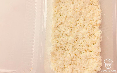 В прямоугольную форму выложите сначала слой белка, затем кабачок, далее рыбу, потом морковь, желток и опять рыбу. У вас должно получиться слоями. Каждый слой по желанию присыпьте немного солью.