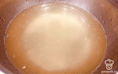 В 350 мл бульона растворите желатин на медленном огне, постоянно помешивайте и залейте будущий террин. Уберите блюдо в холодильник минимум на 4-5 часов до полного застывания.