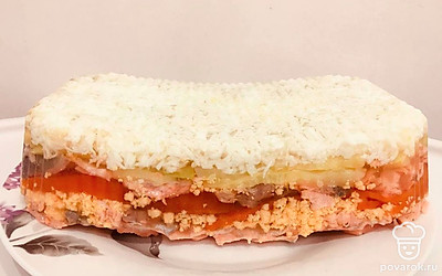 Такое блюдо из семги можете подать в тарталетках или просто нафаршировать им кусочки рыбы. Перед подачей на стол закуску из семги следует извлечь из формы, аккуратно перевернув ее над тарелкой. Закуску можете украсить тоненькими дольками лимона или веточками свежей зелени.