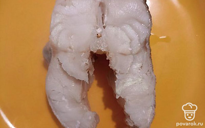 Отвариваем рыбу до готовности и вынимаем из бульона.