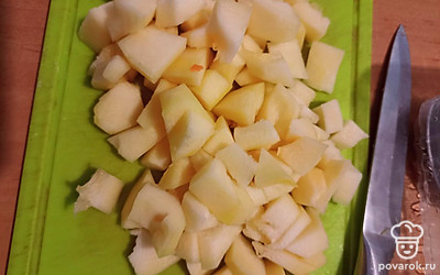 Чистим и режем картошку, высыпаем в бульон к моркови.