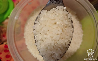 В кипящий бульон с овощами добавляем рис.