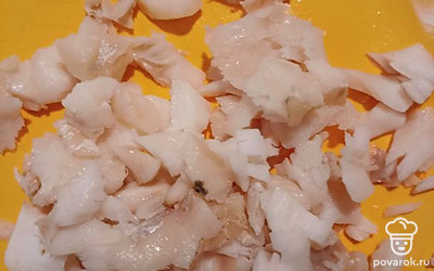 Пока варятся овощи, удаляем кости и отправляем рыбу обратно в кастрюлю.