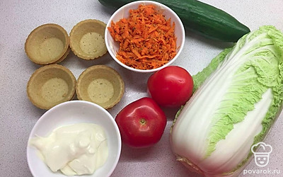 Все овощи хорошо вымойте. Морковь по-корейски промойте под струей воды и дайте стечь, в случае, если она слишком острая. И нарежьте морковь по-корейски кусочками длиной 3-4 см.