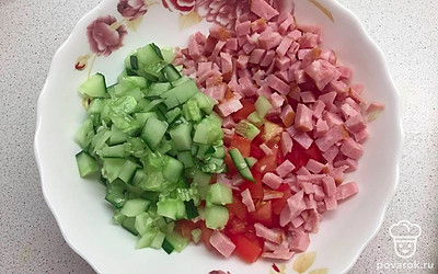 Огурец и колбасу нарежьте кубиками среднего размера. Томаты нарежьте кубиком побольше. А пекинскую капусту нашинкуйте мелко. Поместите все в салатницу.