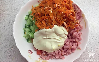 В салатницу добавьте морковь по-корейски. Добавьте майонеза. При желании добавьте соль и перец по вкусу.