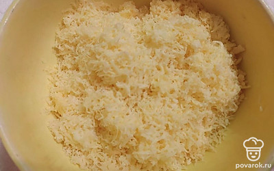 За ранее приготовленный сыр, выньте из холодильника, снимите с него пленку и натрите на крупной или мелкой телке, по вашему усмотрению. Если сыр все же пристает к терке, тогда небольшим количеством растительного масла смажьте ту сторону терки, на которой вы будете натирать сыр, таким образом он точно не прилипнет к ней.