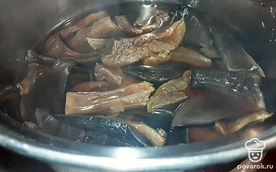 Сухие грибы (белые, подосиновики) залейте крутым кипятком, накройте крышкой и оставьте на 15 минут. Затем слейте воду, слегка промойте и отожмите грибы. Снова залейте кипятком и отварите в течение 30 минут.