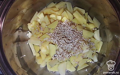 Картофель очистите от шкурок, промойте, нарежьте брусочками и поставьте вариться вместе с перловкой на 25-30 минут.