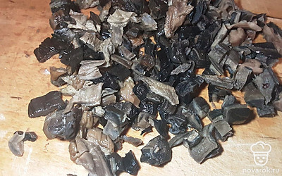 Вареные грибы слегка остудите и мелко нарежьте.