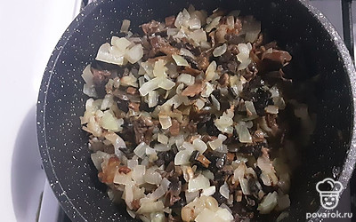 Затем обжарьте их на растительном масле вместе с репчатым луком.