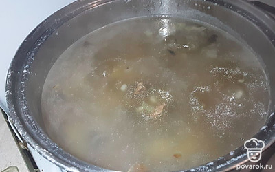 Переложите лук и грибы в кастрюлю с супом, посолите. Варите на медленном огне еще 7-10 минут.