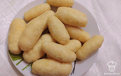 Из полученной смеси, сформируйте в руках сырные палочки, небольшого размера. Палочка должна помещаться в ладошку. По желанию можете обмокать сырные палочки в панировочных сухарях.