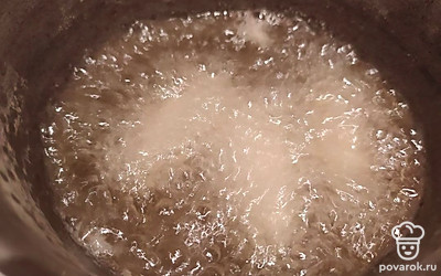 Поставьте сковороду на огонь, налейте небольшое количество растительного масла, аккуратно выложите сырные палочки на горячую сковороду и обжаривайте их с двух сторон до золотистой корочки.