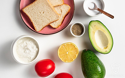 Ломтики хлеба заранее подсушите, используя для этого сухую сковороду или духовку. Авокадо и помидор тщательно вымойте, просушите.