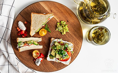 Аппетитные тосты с авокадо и рикоттой используйте в качестве питательного завтрака или перекуса. А чтобы блюдо смотрелось красивее, подайте его на деревянной дощечке, посыпав сверху семенами кунжута.