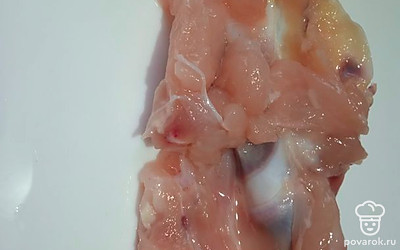 У куриной грудки обрежьте филе. Кость залейте водой, варите 20 минут. 