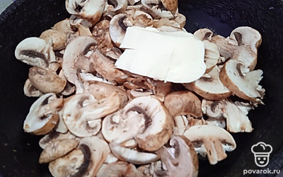 Шампиньоны нарежьте. Выложите на сковороду, добавьте сливочное масло. 