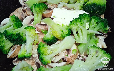 Добавьте брокколи. Накройте крышкой и тушите 10 минут. 