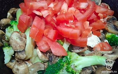 Добавьте нарезанный помидор. 