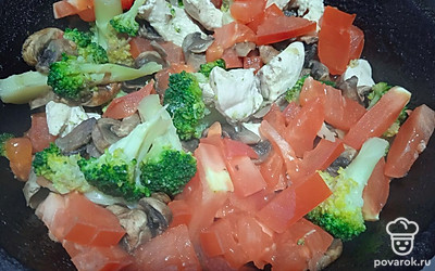 Тушите еще 5 минут. Добавьте тушеные овощи и куриную грудку в бульон. 