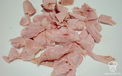 Добавьте нарезанную копченую курицу. 