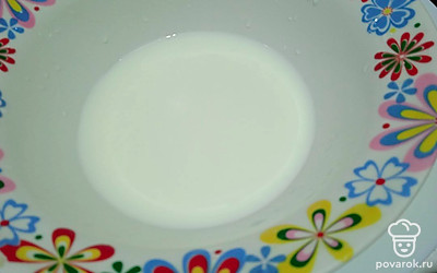 Влейте кокосовое молоко. 